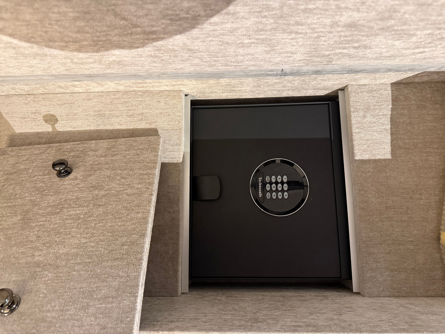 SORMANI ÁGY ELÉ TEHETŐ PUFF/ÜLŐKE/ rejtett Széffel