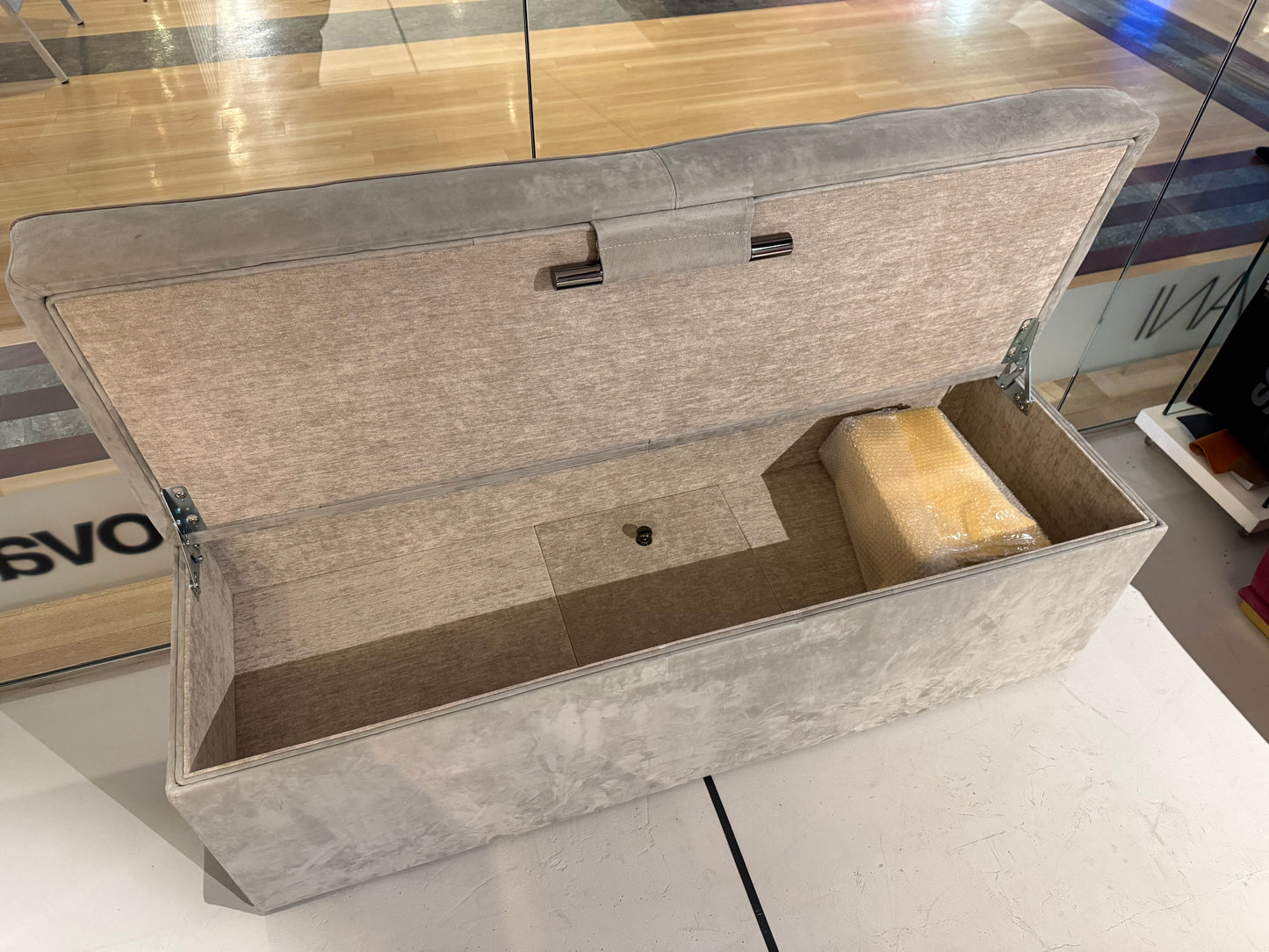 SORMANI ÁGY ELÉ TEHETŐ PUFF/ÜLŐKE/ rejtett Széffel