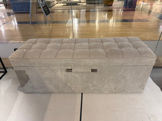 SORMANI ÁGY ELÉ TEHETŐ PUFF/ÜLŐKE/ rejtett Széffel